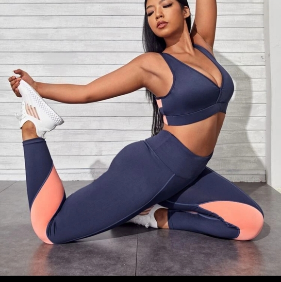 Plus Cut Out Sports Bra & Colorblock Leggings Set 4XL - Picture 1 of 8